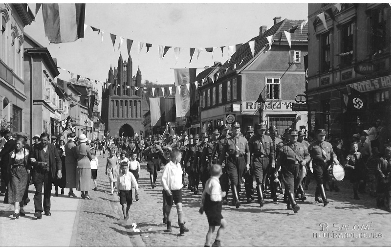 Braune Schatten: Ein Spielmannszug der SA marschiert am 1. Mai 1934 durch die Friedländer Straße. 