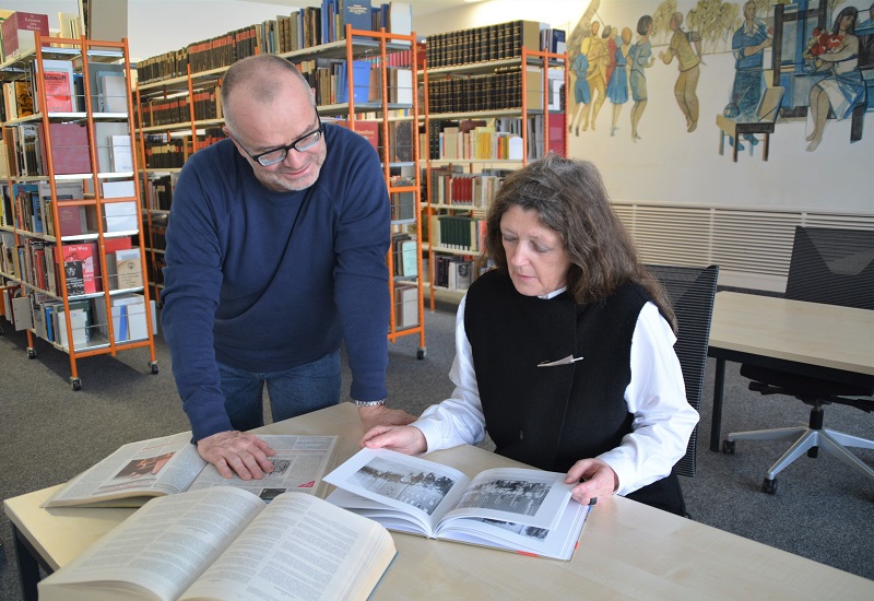 Eleonore Wolf, Leiterin des Neubrandenburger Stadtarchivs und Nordkurier Reporter Frank Wilhelm sind die beiden Herausgeber des Bildbands.