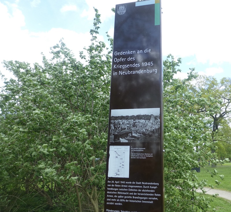 Am 1. Mai 2018 wurde durch Neubrandenburgs Oberbürgermeister Silvio Witt eine Gedenk-Stele für die Suizidopfer am Ufer des Tollensesees eingeweiht. Foto: ZVG