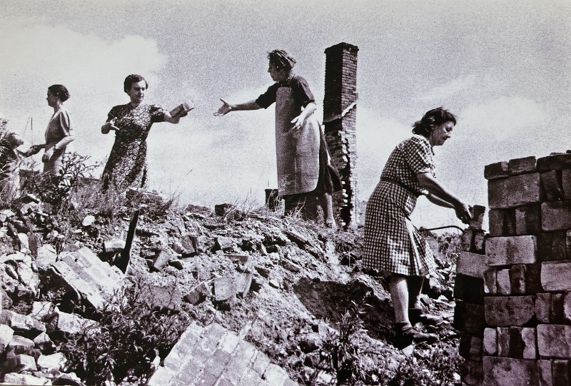 Bis weit in die 1950 Jahre hinein dauerte die Enttrümmerung der Vier-Tore-Stadt. Viele Neubrandenburgerinnen halfen dabei tatkräftig. Trümmerfrauen nannte man sie.